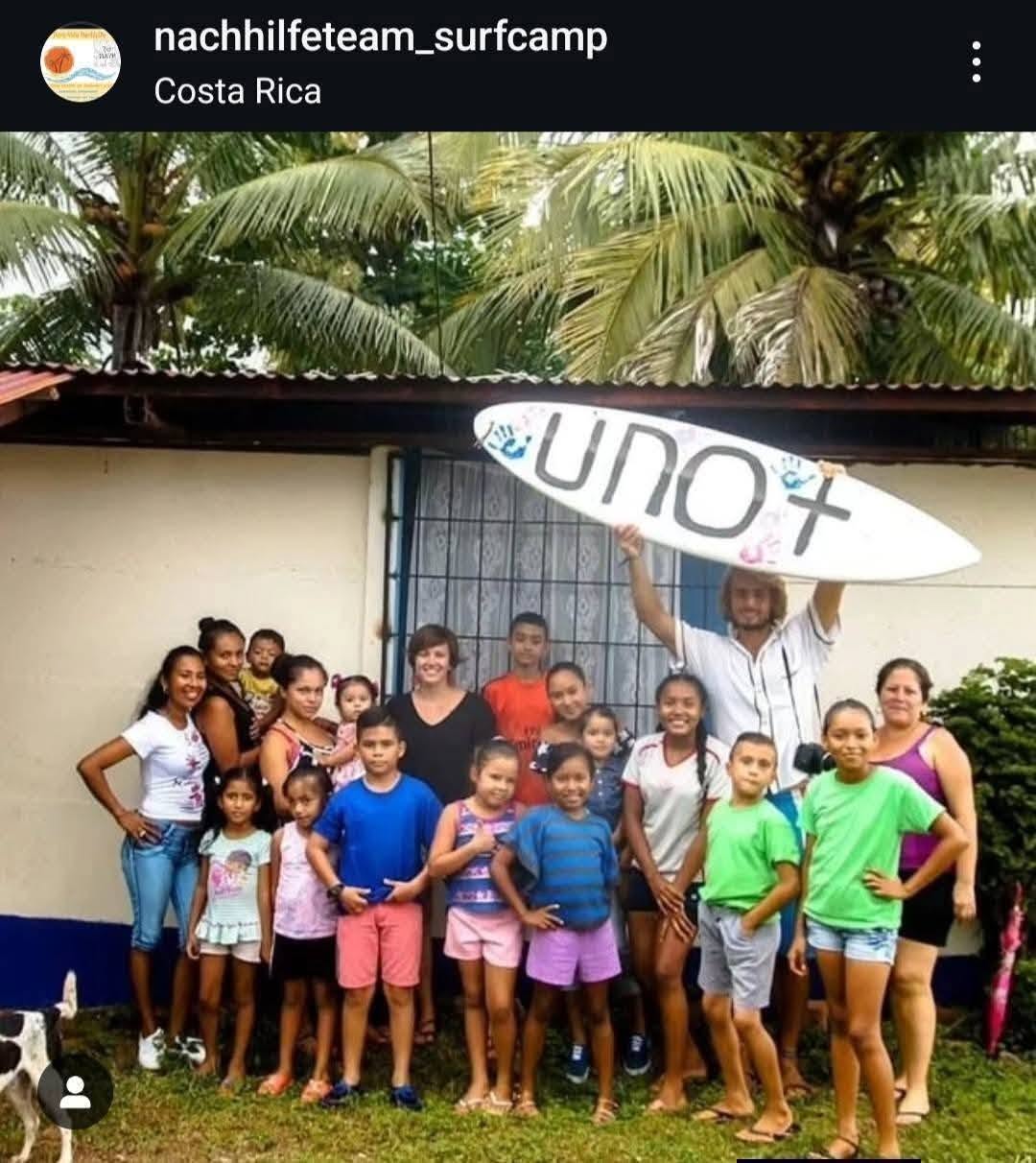 Steven mit einer Kindergruppe beim Nachhilfe-Surfcamp Costa Rica