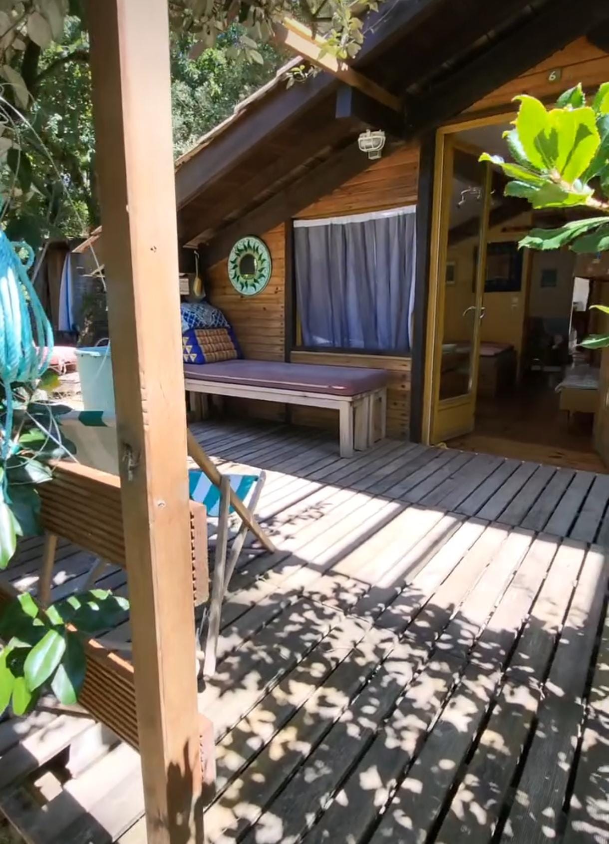 Holzterrasse der Surfvilla im Grünen