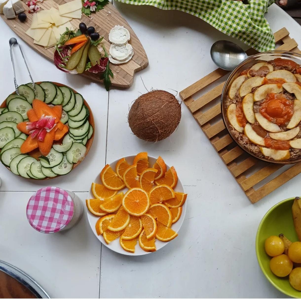 Käseplatte und frisches Gemüse