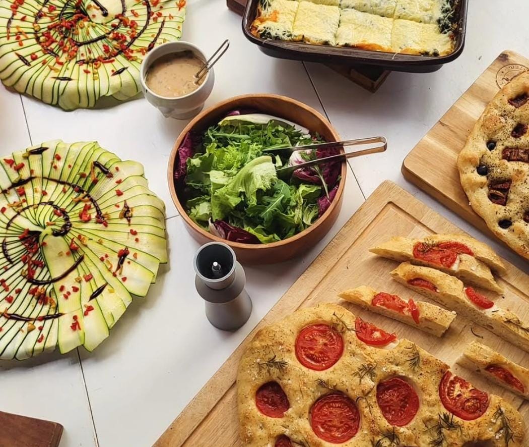Focaccia und Salat auf dem Tisch