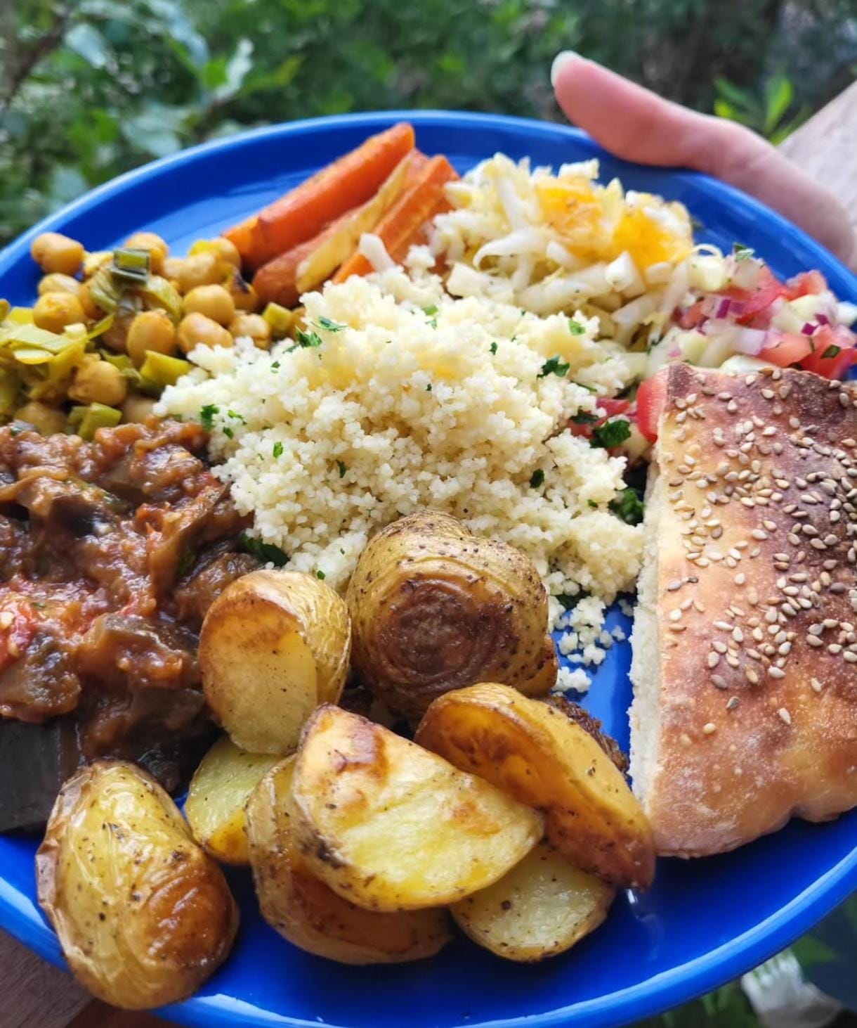 Bunter Teller mit Couscous und Gemüse